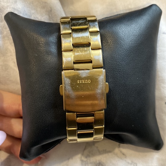 Large gold Guess watch - Picture 2 of 6